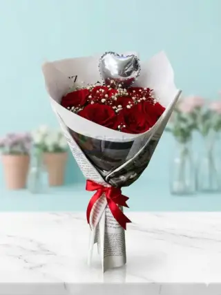 Gazete Kağıtta 9 Kırmızı Gül