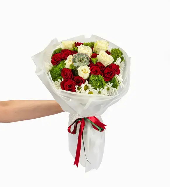 Beyaz Bukette 17 Kırmızı Gül ve 6 Beyaz Gül