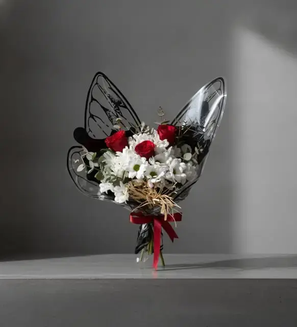 Kelebek Bukette Kırmızı Güller ve Beyaz Papatyalar