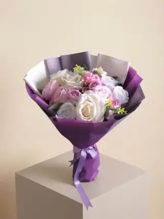 Karışık Renkli Güller ve Mini Şakayıklar