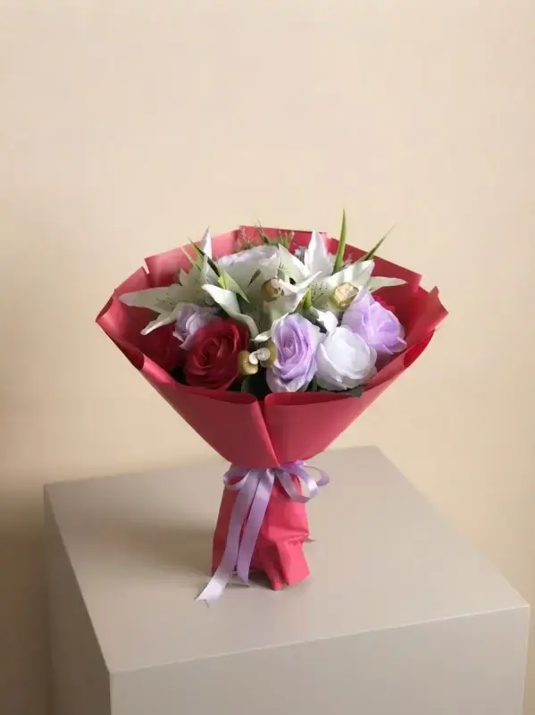 Renkli Güller ve Beyaz Lilyum