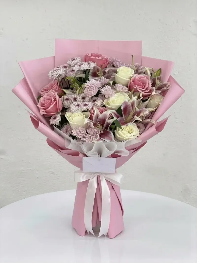 İthal Pembe Lilyum ve Pembe Beyaz Güller  (5 Beyaz 5 Pembe Gül)
